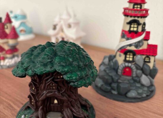 Dieser Baum ist ein Haus. Er hat in den Wurzeln versteckt den Eingang, mit vielen Fenstern.