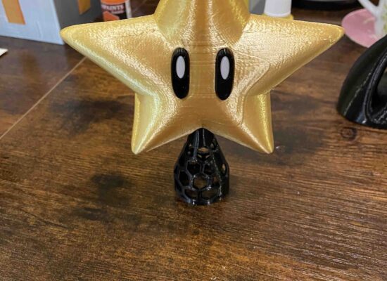 Weihnachtsbaum-Spitze in der Form eines Mario-Sternes