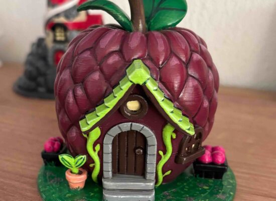 Das Himbeer-Haus ist hellviolett, mit hellgrünen Details am Eingang. Mit Garten