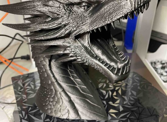 ein Drachenkopf als Headsethalter