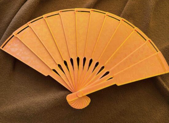 ein aufklappbarer Fächer zum Luft fächeln