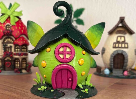 Ein Feenhaus in hellem grün mit Flügeln und pinken Details