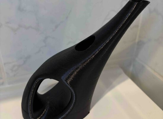 moderne Giesskanne in schwarz