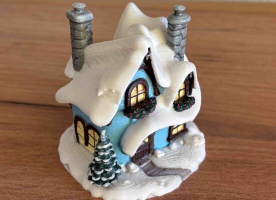 winterliches Haus, blau, schneebedeckt, mit Schornsteinen