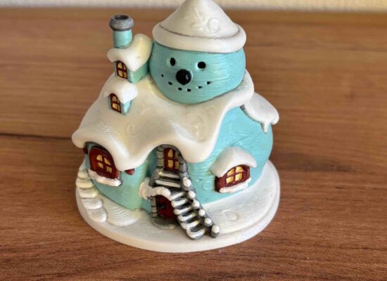 ein Schneemann-Haus mit Schnee bedeckt