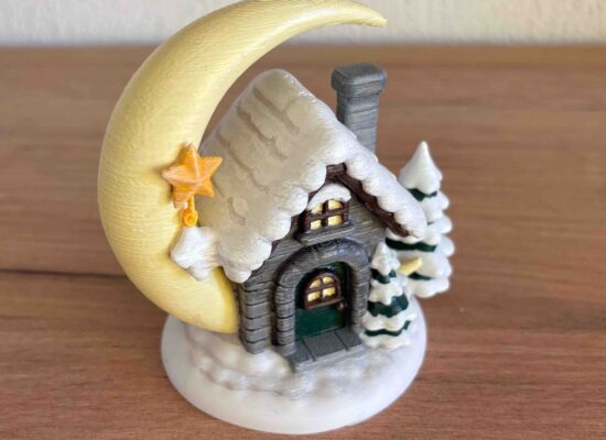 winterliches Haus, schneebedeckt mit Mondsichel