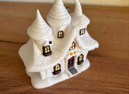 ein weihnachtliches Haus, kompett mit Schnee bedeckt