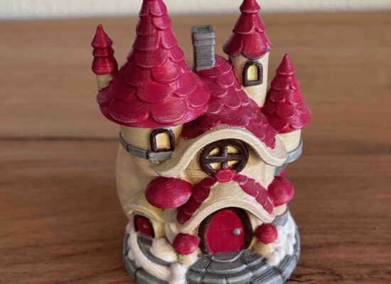 Haus mit vielen Türmchen und rotem Ziegeldach