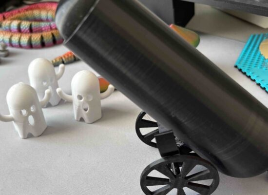 Das Geisterspiel: eine Kanone mit Kugeln, mit der man Geister abschiesst