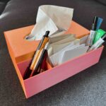 eine Box die gleichzeitig Papiertücherspender ist und ein Utensilo für Stifte und Notizzettel
