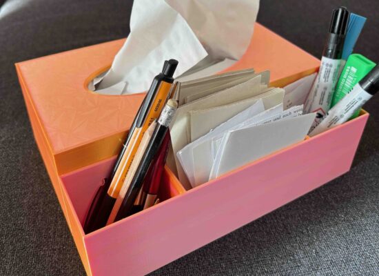 eine Box die gleichzeitig Papiertücherspender ist und ein Utensilo für Stifte und Notizzettel