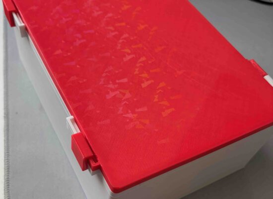 Kleinteilebox in weiß mit rotem Deckel