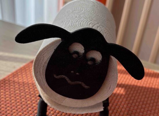 Ein Schaf zur Klorollenaufbewahrung, Eine witzige Art Toilettenpapier auf Vorrat zu haben.