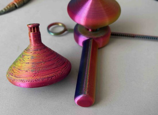 ein Kreisel mit Starter aus regenbogenfilament