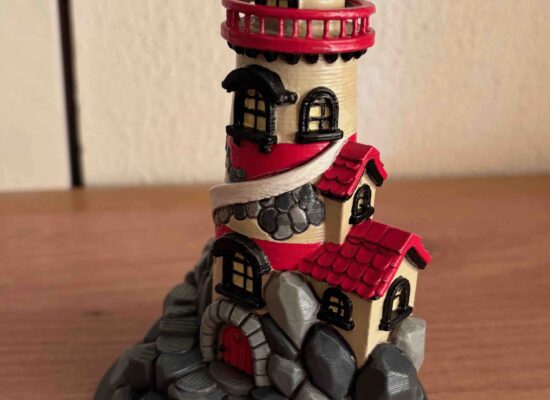 Ein Leuchtturm auf einem Fels, liebevoll in rot-weiß-schwarz bemalt