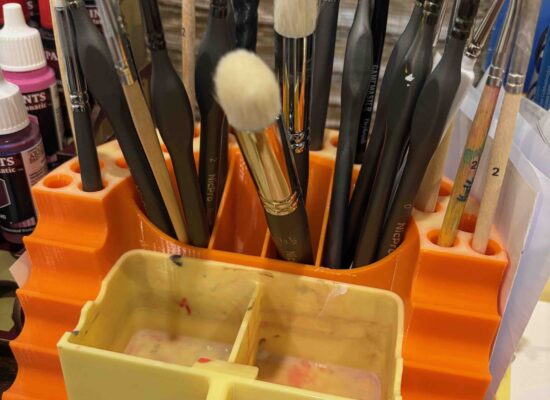 ein Mal-Utensilo mit vielen Fächern für Pinsel und herausnehmbarem Wasser-Fach