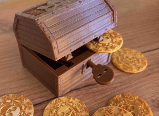 Schatzkiste mit Piratengoldmünzen