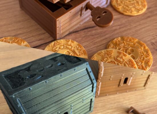 mehrere Schatzkisten, die abschliessbar sind mit Münzen