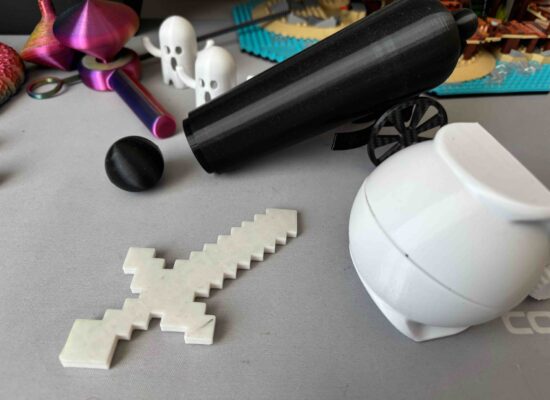 verschiedene Spielzeuge: Kanone, Geister, Fidgets