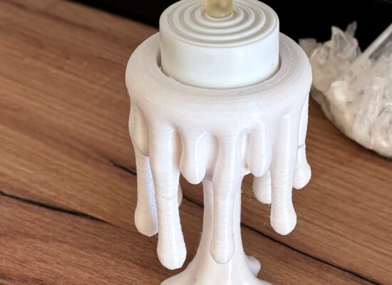 Ein Teelichthalter im Design von herabfliessendem Wachs