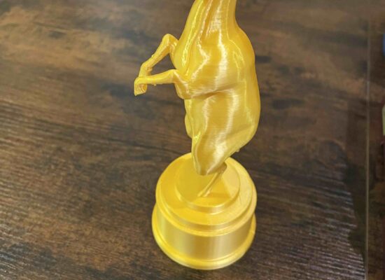 ein Ziegen-Pokal aus gold Filament