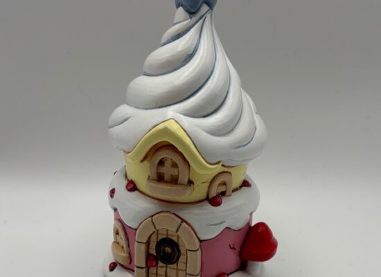 ein Haus, welches wie eine Sahnetorte aussieht