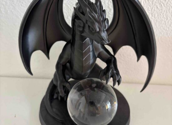 Drache mit Wahrsager-Glaskugel, FDM